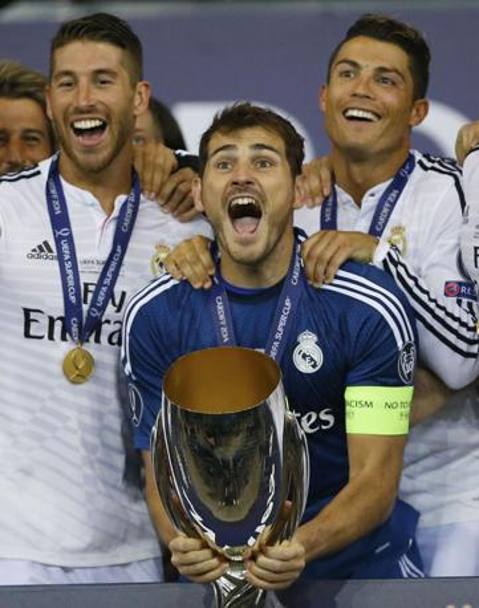Ramos, Casillas e Ronaldo con la coppa. LaPresse